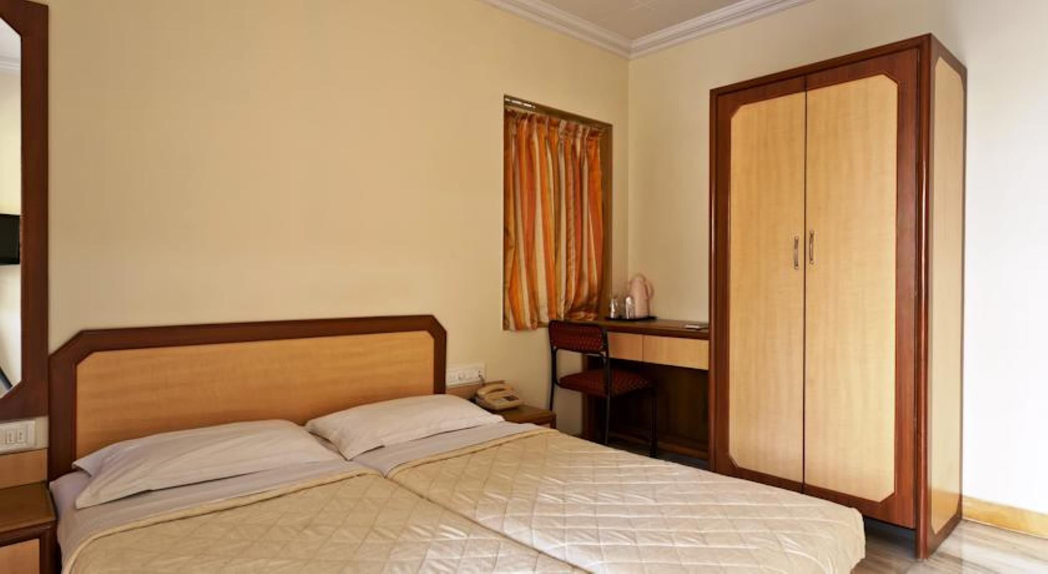 Accord Hotel Мумбай Екстериор снимка
