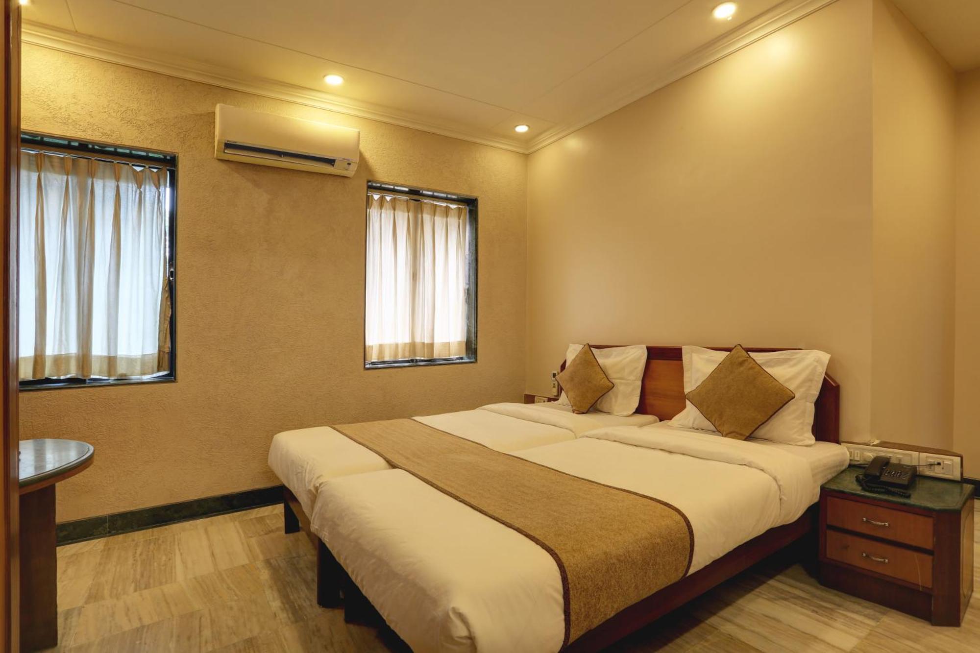 Accord Hotel Мумбай Екстериор снимка